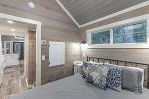 1 bedroom, WiFi, bed sheets - Tranquil Cabin with Fire Pit and Panoramic Lake Views in Tennessee (Tracy City)