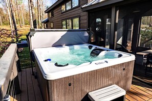 Outdoor spa tub - Tranquil Cabin with Fire Pit and Panoramic Lake Views in Tennessee (Tracy City)