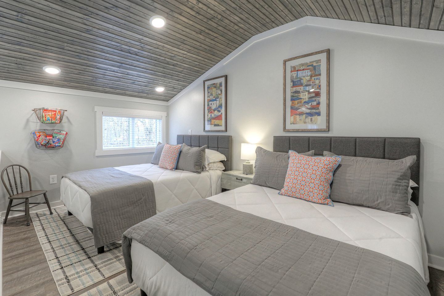 2 bedrooms, desk, WiFi, bed sheets