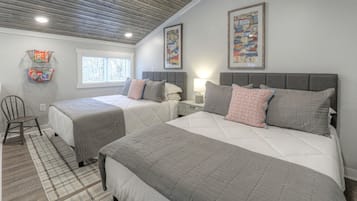 2 bedrooms, desk, WiFi, bed sheets