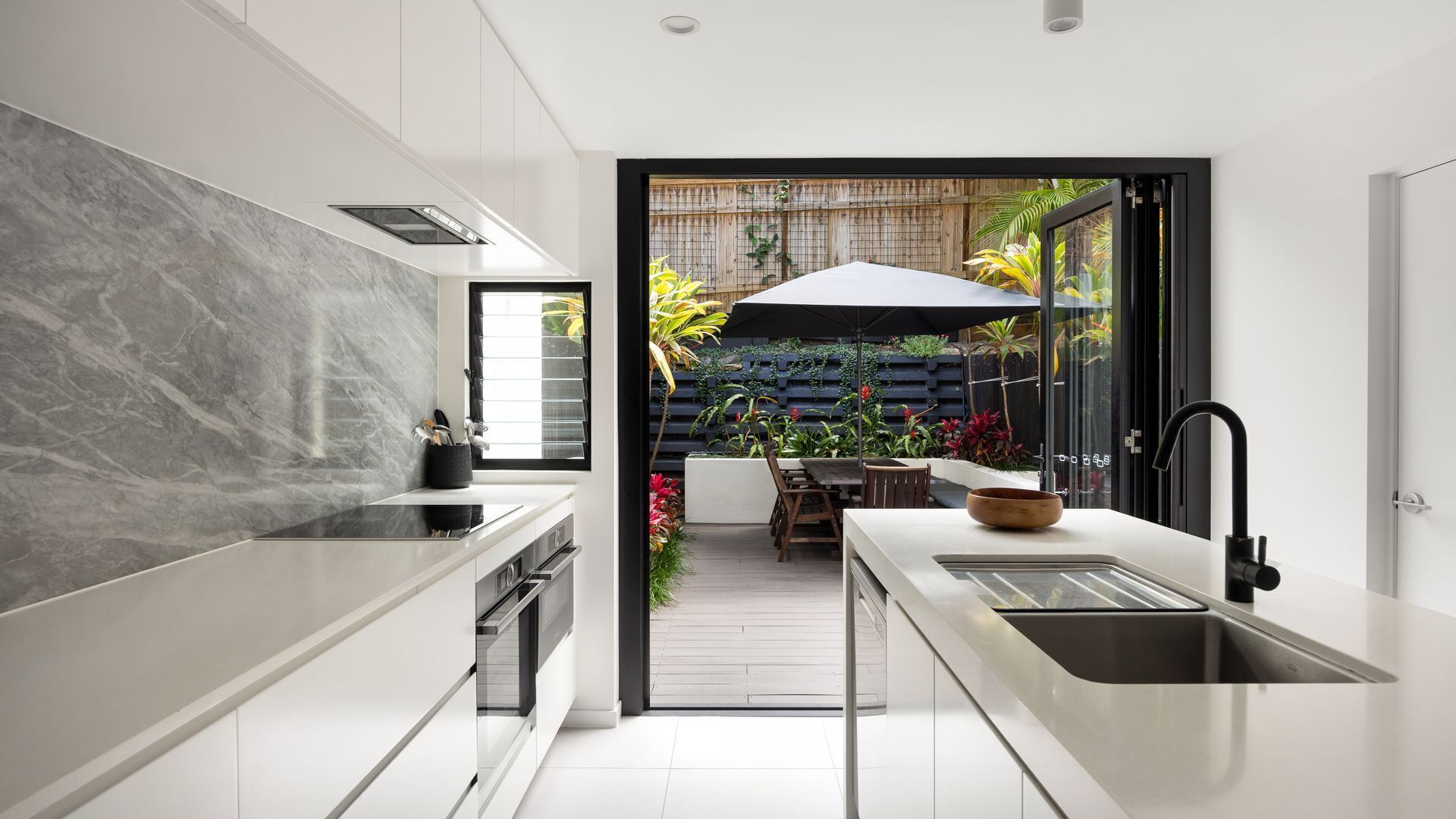 Micro-ondes, lave-vaisselle, tables à manger, îlots de cuisine