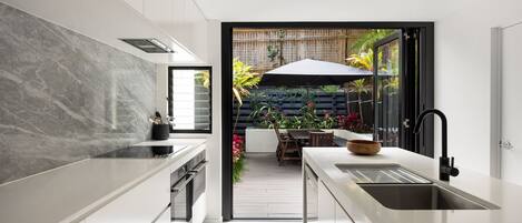 Microondas, lavavajillas, mesa de comedor y isla de cocina