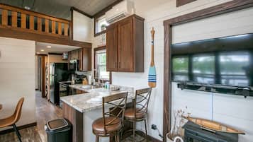 Coffee/tea maker, fridge, microwave, oven