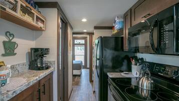 Refrigerador, microondas, parrilla de estufa y cafetera y tetera