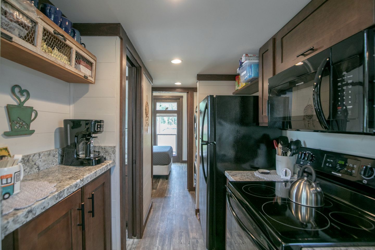 Coffee/tea maker, fridge, microwave, oven