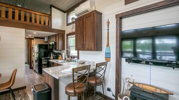 Een koelkast, een microgolfoven, een kookplaat