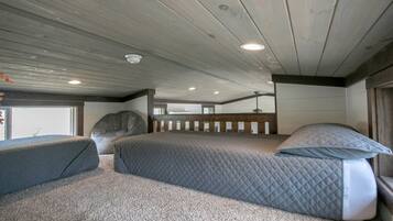1 bedroom, desk, WiFi, bed sheets