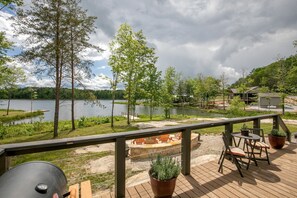 Outdoor dining - Breathtaking Cottage with Fire Pit in Tracy City, Tennessee (Tracy City)