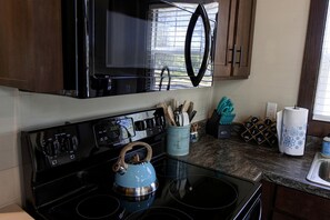 Microondas, parrilla de estufa, cafetera y tetera y tostadora 