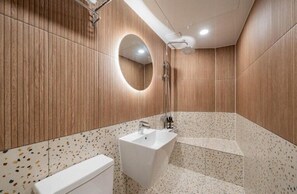 Standard-Doppelzimmer, Stadtblick | Badezimmer | Bademäntel