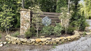 Property grounds - Cozy Cabin Getaway with Lake Views and Grilling Area in Tennessee (Tracy City)