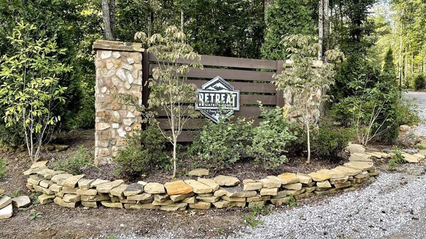 Property grounds - Cozy Cabin Getaway with Lake Views and Grilling Area in Tennessee (Tracy City)
