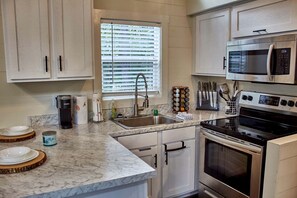 Refrigerador, microondas, parrilla de estufa y cafetera y tetera 