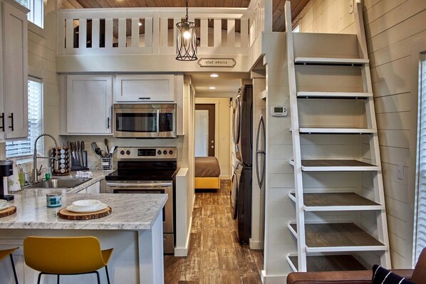 Fridge, microwave, oven, stovetop - Cozy Cabin Getaway with Lake Views and Grilling Area in Tennessee (Tracy City)