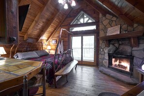 Room - Rustic Secluded Cottage with Hot-tub in Sevierville, Tennessee (Sevierville)