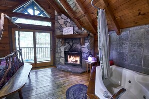 1 bedroom, desk, WiFi, bed sheets - Rustic Secluded Cottage with Hot-tub in Sevierville, Tennessee (Sevierville)