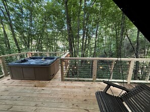 Outdoor spa tub - Rustic Secluded Cottage with Hot-tub in Sevierville, Tennessee (Sevierville)