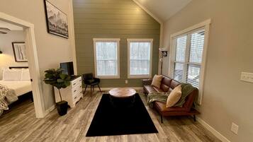2 bedrooms, desk, WiFi, bed sheets