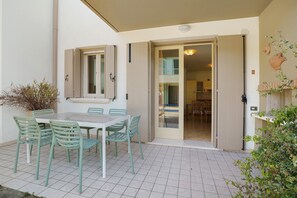 Outdoor dining - Apartment 'Valentina 1 - Ground Floor' with Shared Pool, Wi-Fi and Air Conditioning (Lido di Jesolo)