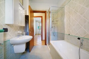 Shower, towels - Apartment 'Valentina 1 - Ground Floor' with Shared Pool, Wi-Fi and Air Conditioning (Lido di Jesolo)