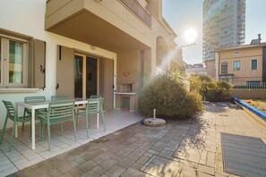Outdoor dining - Apartment 'Valentina 1 - Ground Floor' with Shared Pool, Wi-Fi and Air Conditioning (Lido di Jesolo)