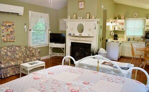 1 bedroom, bed sheets - Serene and Pet Friendly Woodland Cottage, Nestled in the Blue Ridge Mountains of Georgia (Blairsville)