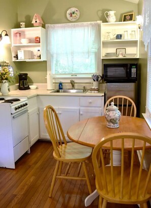 Fridge, microwave, stovetop, coffee/tea maker - Serene and Pet Friendly Woodland Cottage, Nestled in the Blue Ridge Mountains of Georgia (Blairsville)