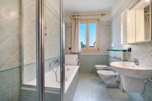 Shower, towels - Apartment 'Valentina 1 - First Floor' with Shared Pool, Wi-Fi and Air Conditioning (Lido di Jesolo)