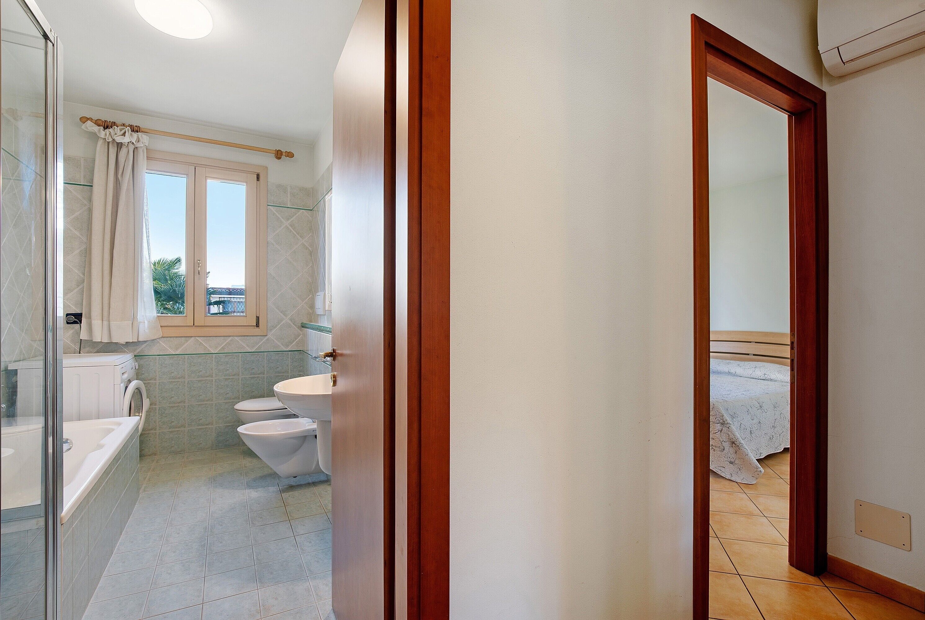 Une salle de bain avec une douche à parois de verre, une baignoire, des toilettes et un lavabo.