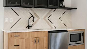 Kühlschrank, Mikrowelle, Wasserkocher mit Kaffee-/Teezubehör, Toaster