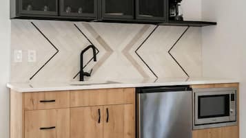 Køleskab, mikrobølgeovn, kaffe-/temaskine, brødrister