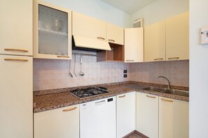 Fridge, microwave, stovetop, dishwasher - Apartment 'Valentina 1 - First Floor' with Shared Pool, Wi-Fi and Air Conditioning (Lido di Jesolo)