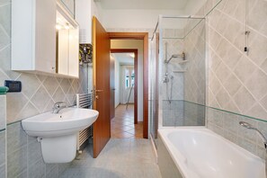 Shower, towels - Apartment 'Valentina 1 - First Floor' with Shared Pool, Wi-Fi and Air Conditioning (Lido di Jesolo)
