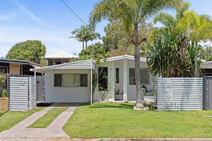 Exterior - The Palma: Leafy Tropical Escape in Moffat Beach (Caloundra Region)