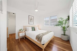 4 bedrooms, iron/ironing board, travel cot, WiFi - The Palma: Leafy Tropical Escape in Moffat Beach (Caloundra Region)