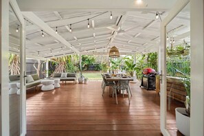 Outdoor dining - The Palma: Leafy Tropical Escape in Moffat Beach (Caloundra Region)