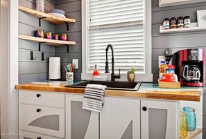 Refrigerador, microondas, parrilla de estufa y cafetera y tetera