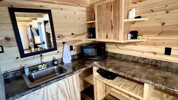 Wasserkocher mit Kaffee-/Teezubehör, Kühlschrank, Mikrowelle, Herdplatte