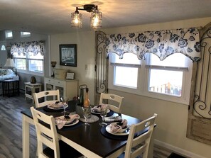 Dining - Equipped Cottage Ideal for Groups in Milo, New York (Milo)