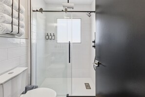 Shower, hair dryer, towels, shampoo - Modern home near Convention Center (Indianapolis)