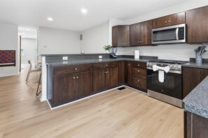 Refrigerador, microondas, horno, placa de cocina