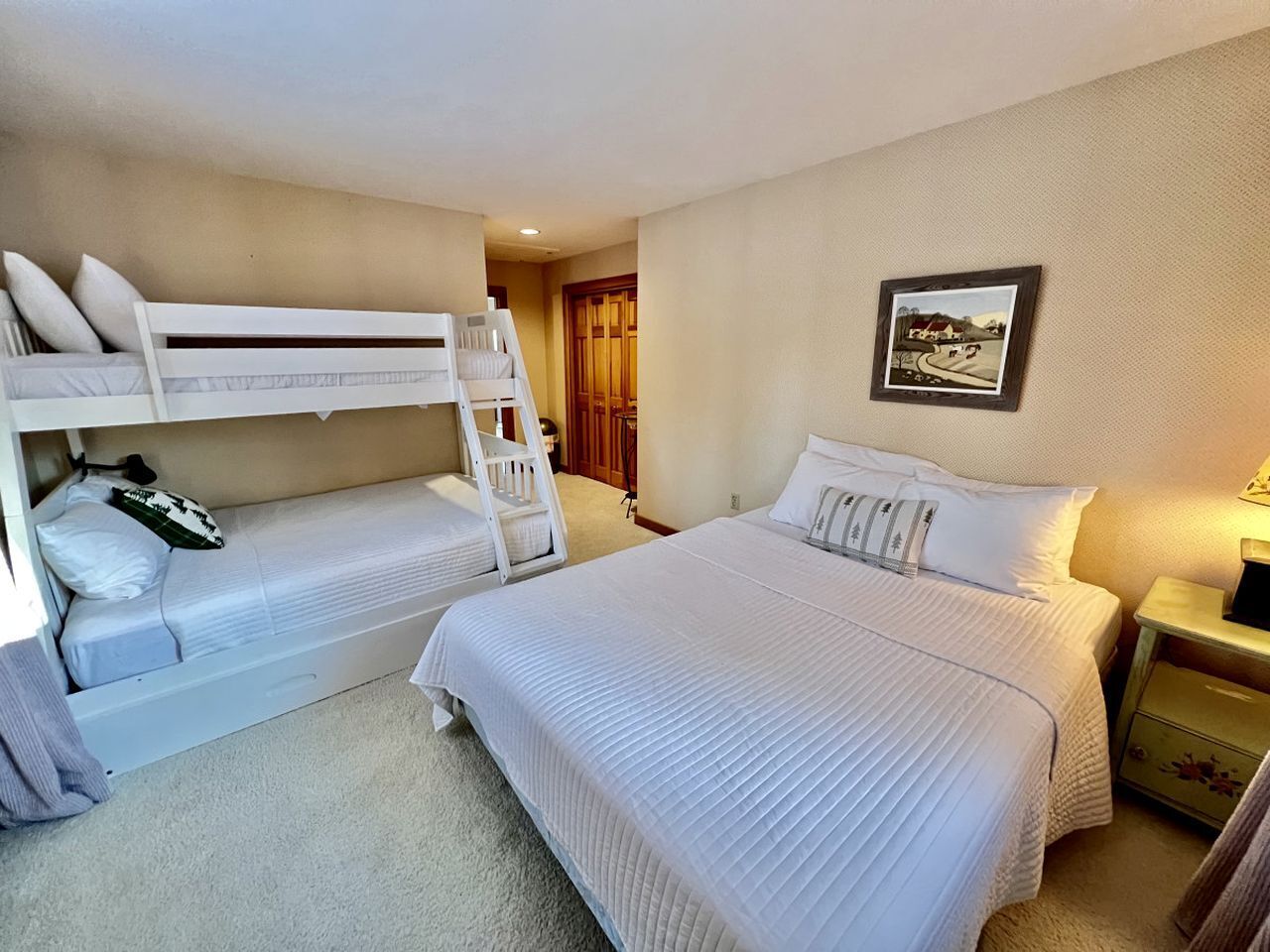 4 bedrooms, desk, WiFi, bed sheets
