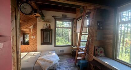 Breathtaking Treehouse with Magical Outdoor Living, Jacuzzi and Views in Washington