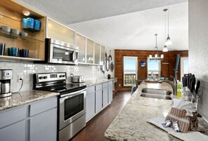 Fridge, microwave, stovetop, dishwasher - Stunning Beach House with Direct Sea Views for a Relaxing Getaway in Galveston, Texas (Galveston)
