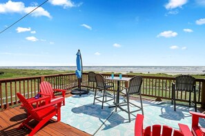 Outdoor dining - Stunning Beach House with Direct Sea Views for a Relaxing Getaway in Galveston, Texas (Galveston)