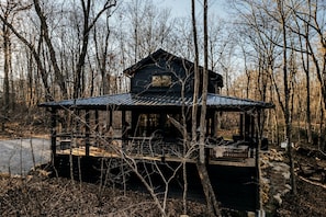 A rustic cabin with a metal roof, surrounded by trees. - Secluded Cabin in the Woods in Monteagle, Tennessee (Monteagle)