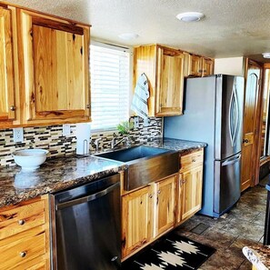 Køleskab, mikrobølgeovn, kogeplade, opvaskemaskine