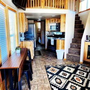 Køleskab, mikrobølgeovn, kogeplade, opvaskemaskine