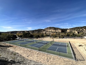 Sport court - Tranquil Secluded Tiny House with Shared Pool in Orderville, Utah (Orderville)