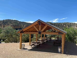 Outdoor dining - Tranquil Secluded Tiny House with Shared Pool in Orderville, Utah (Orderville)